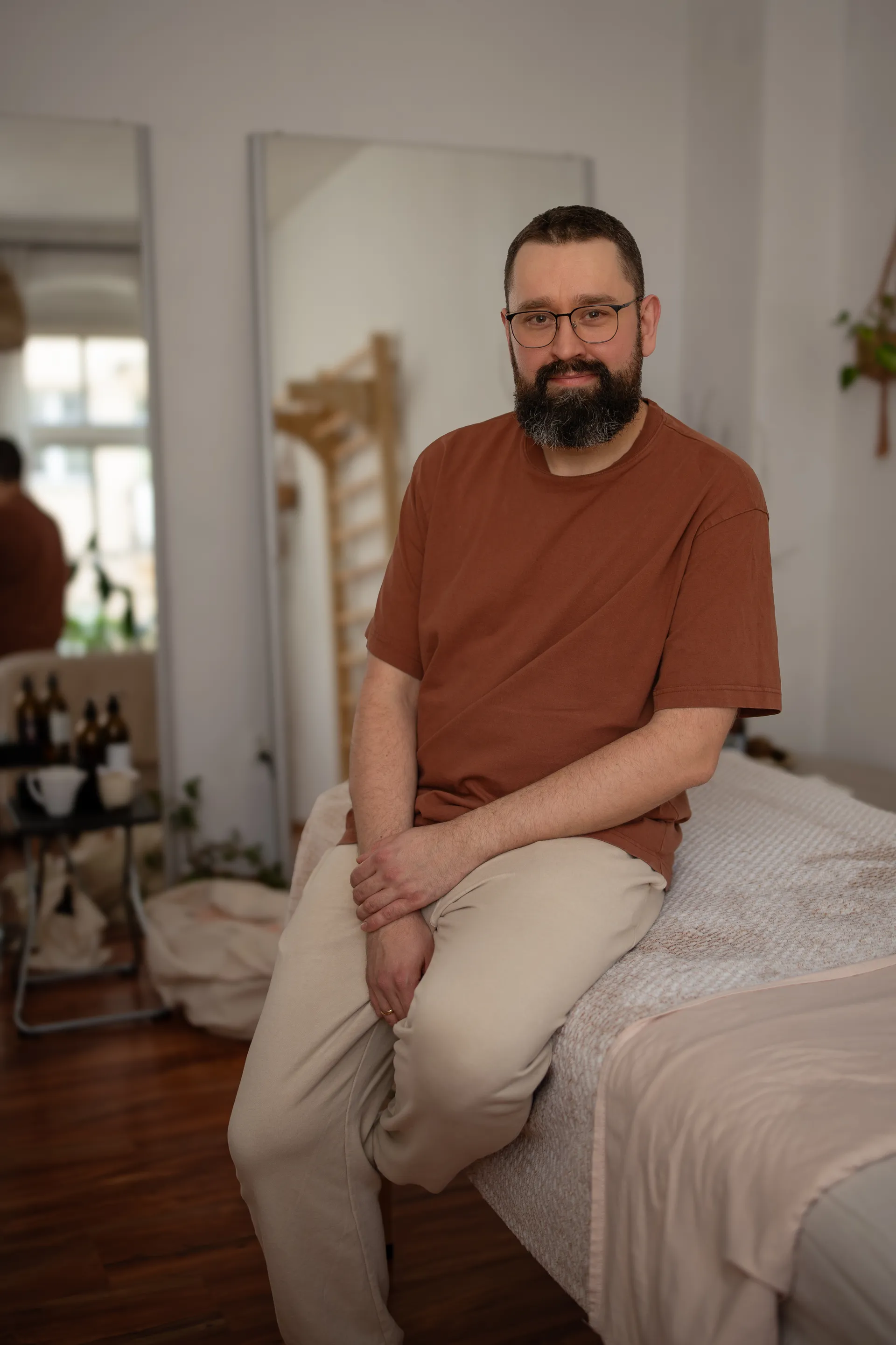 Terapeuta masażu przy pracy - Otulenie - Wrocław